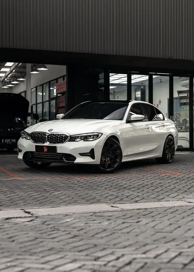 Color Wrap BMW 320i Pearlescent White — Kitawrapin