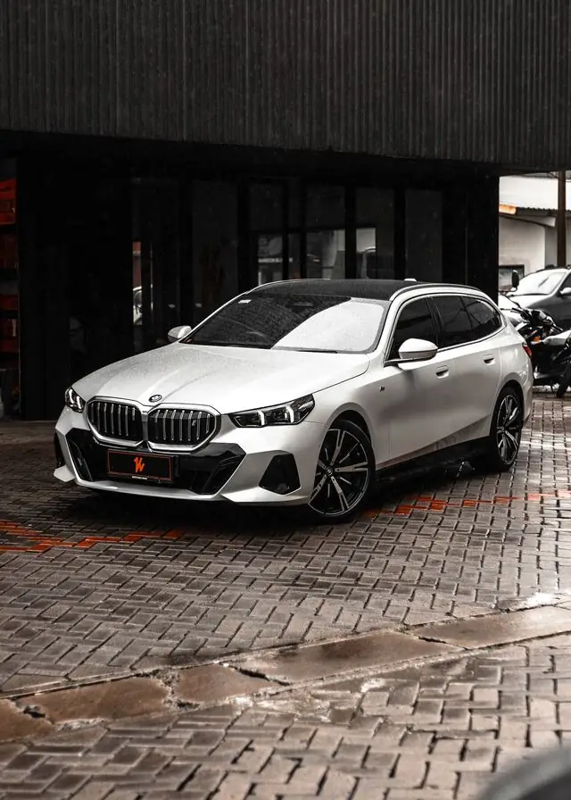 PPF Mobil BMW i5 Touring warna Putih — Kitawrapin